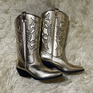 NWOT Gold Cowboy Boots 9